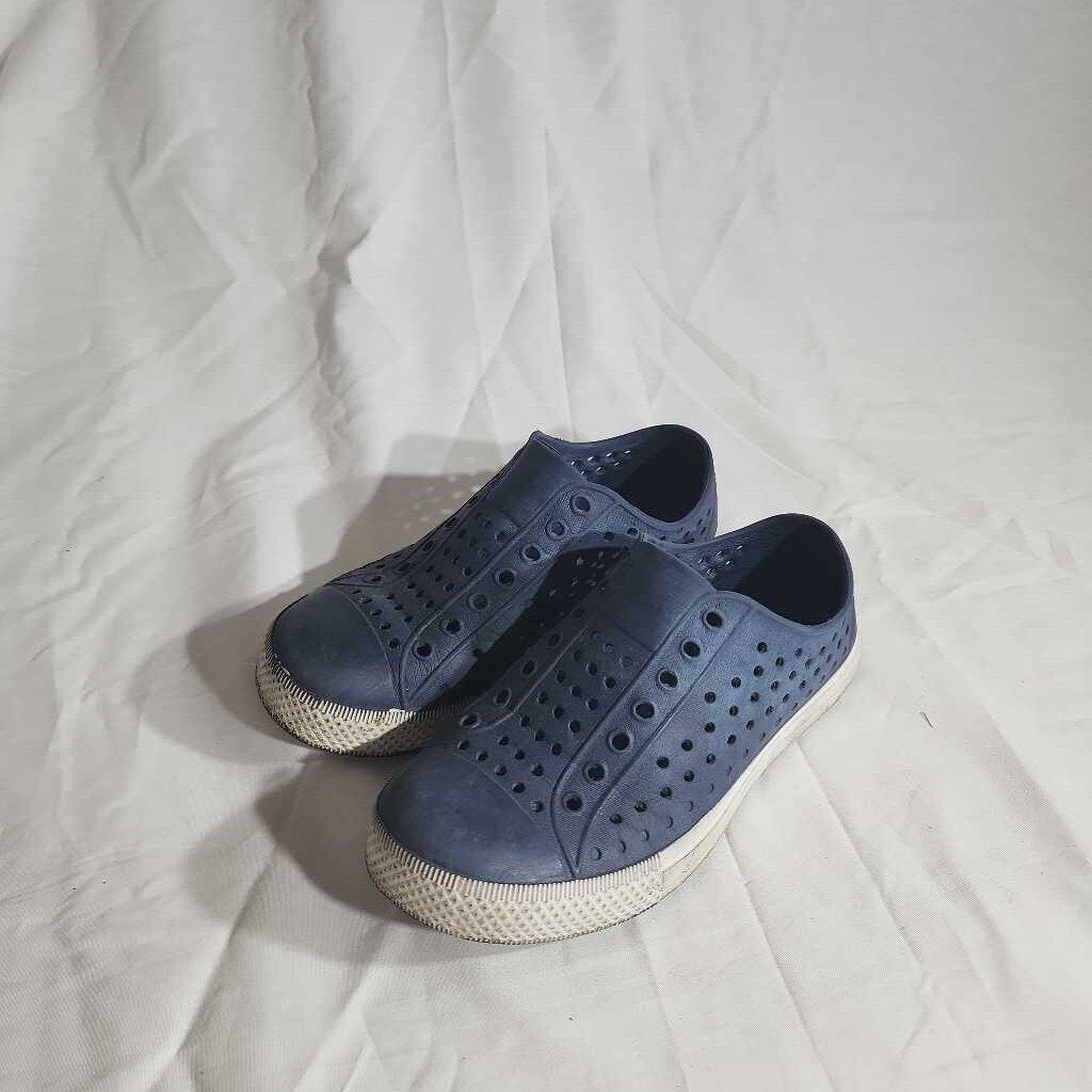 Joe Fresh water shoes, size 13T